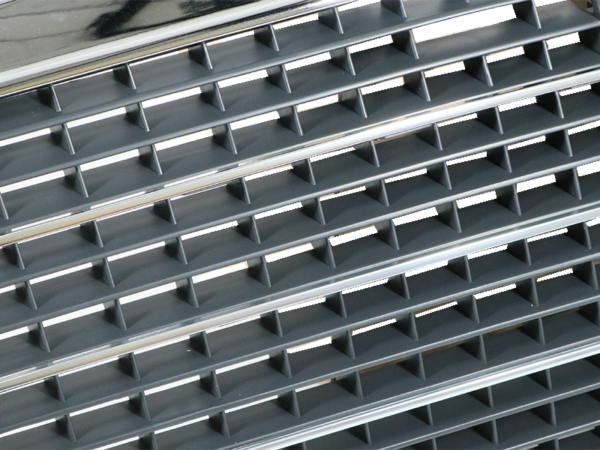 Radiator grille for Mercedes W124 year 94-95 - Image 4