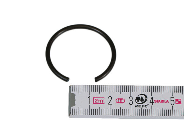 Snap ring on Mercedes W108 W110 W111 W113 thrust strut - Image 3